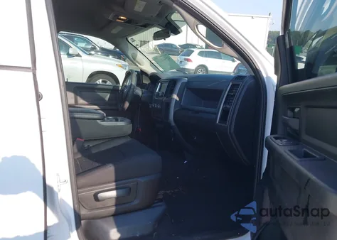 2019 Ram 1500 Classic Express 4X2 6'4 Box z USA, uszkodzony, nr VIN 1C6RR6FG9KS581467